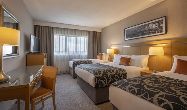 غرفة سوبيريور عائلية بسرير مزدوج وسريرين منفصلين، Clayton Hotel Liffey Valley 4/9