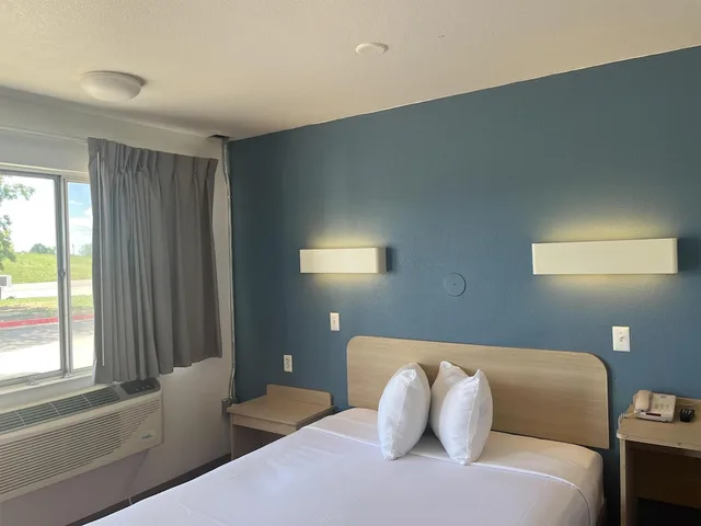 غرفة قياسية بسرير كوين لذوي الإعاقة، Motel6 Fort Collins, CO 1/10