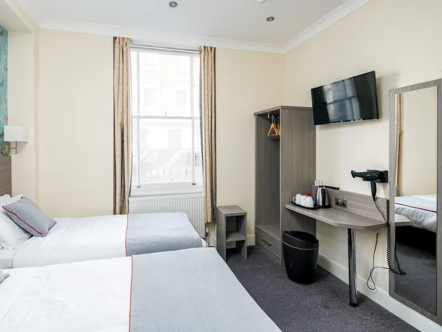 غرفة ديلوكس ثلاثية، OYO Bakers Hotel London Victoria 2/4