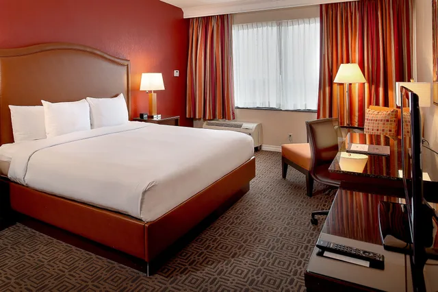 جناح بسرير كينج مع أريكة، Doubletree By Hilton Hotel St Louis Chesterfield 1/3