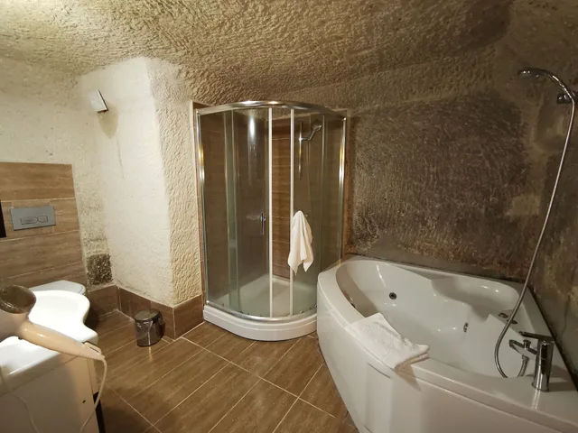 Suite, 1 Double and 3 Single Beds, Courtyard View, Hot Tub، Falcon Cave Suites 2/2