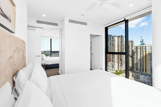 2 Bedrooms, Apartment, King and Queen Bed, 2 Bathrooms، Brisbane One Apartments by CLLIX 1/6