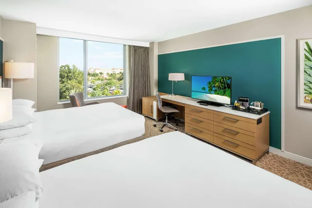جناح ديلوكس بسرير كينج بإطلالة على البحيرة، Hilton Miami Dadeland 1/2
