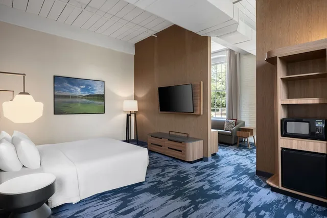 جناح بسرير كينج بغرفة نوم واحدة مع أريكة لذوي الإعاقة، Fairfield Inn & Suites Madison Historic Eagle Cotton Mill 3/4