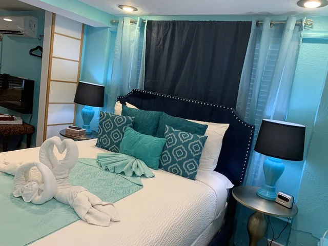 Suite, Queen Bed, Peace and Plenty Inn B&B 2/4