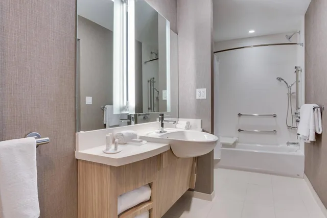 جناح بسرير كينج مع سرير سحّاب إضافي مع أريكة بحوض استحمام لذوي الإعاقة، Springhill Suites Fort Lauderdale Miramar 3/5