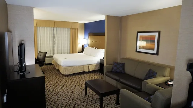 جناح بسرير كينج مع أريكة، Holiday Inn Express Hotel Suites Gibson 3/5