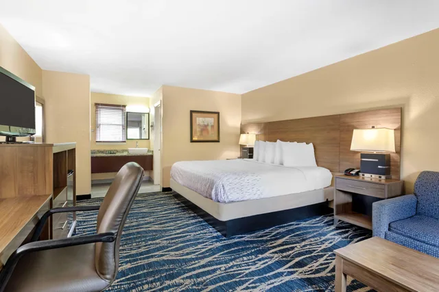 غرفة بسرير كينج بشرفة مع أريكة، Best Western Mountainbrook Inn 2/10