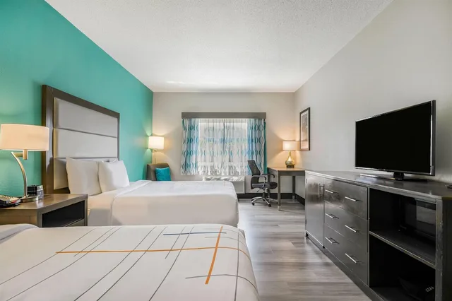 غرفة بسريرين كوين لذوي الإعاقة، La Quinta Inn & Suites by Wyndham Batavia 2/10