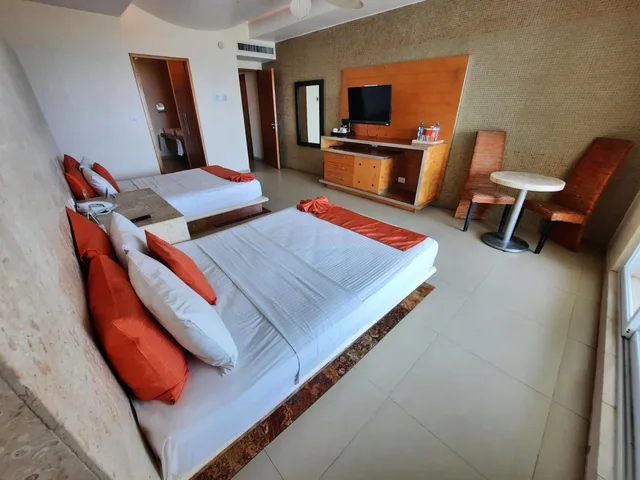 غرفة بسريرين منفصلين بإطلالة على البحر، Artisan Family Hotels & Resort Collection Playa Esmeralda 2/6
