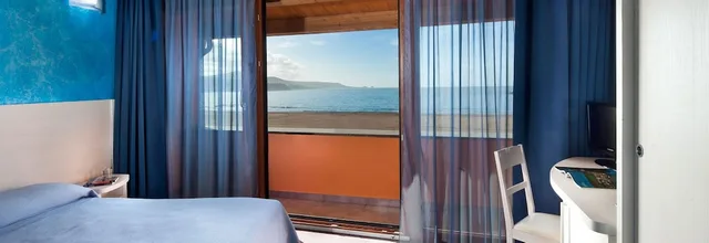 غرفة ديلوكس بسريرين منفصلين بإطلالة على البحر، Hotel Al Gabbiano 2/7
