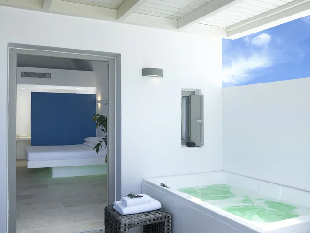 Executive, Suite, Queen Bed, Sofa, Hot Tub, Aurora Luxury Hotel & Spa 2/2