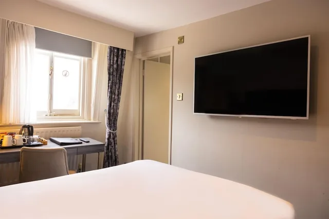 Regency, Queen Bed, Sea View, Balcony، Dover Marina Hotel & Spa, Tapestry Collection by Hilton 3/5