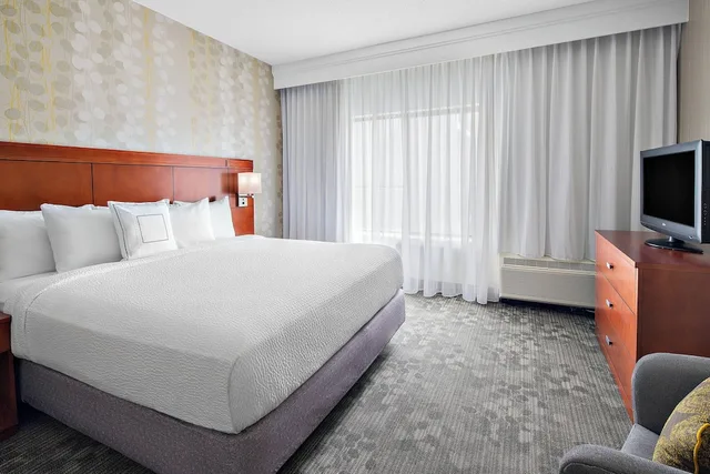Room, King Bed, Sofa, Accessible, Courtyard Pittsburgh Airport 2/6