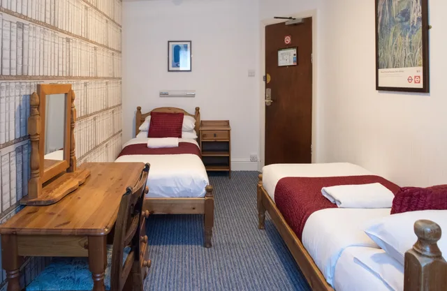 غرفة بسريرين منفصلين بحمام مشترك، St Athans Hotel 4/9