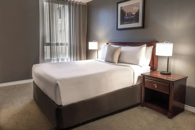 جناح عائلي بسريرين كوين بغرفتي نوم مع أريكة بمطبخ صغير، Hotel Faubourg Montreal 3/7