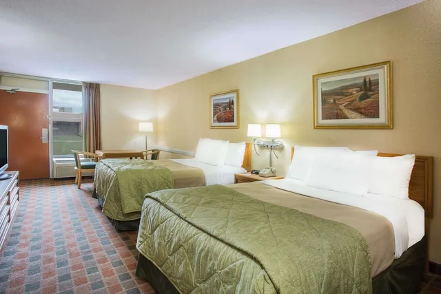 غرفة بسريرين كوين، Ramada by Wyndham Wytheville 1/4