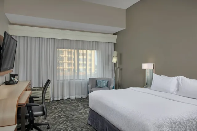 Room, King Bed, Accessible, Courtyard By Marriott Harrisonburg 1/2