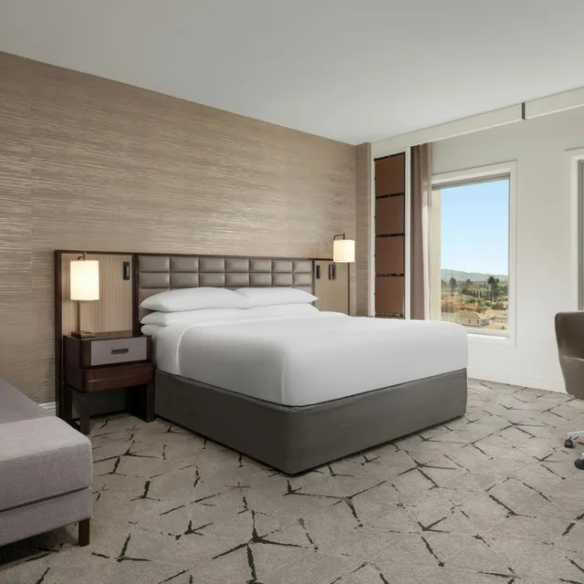 جناح ركني بسرير كينج بإطلالة على المدينة بغرفة نوم واحدة، SHERATON LOS ANGELES SAN GABRIEL 1/2