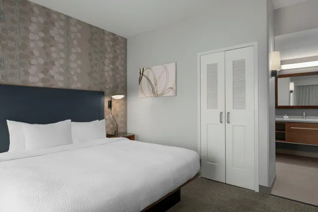 غرفة بسرير كينج، Courtyard by Marriott Charlotte Airport North 5/8