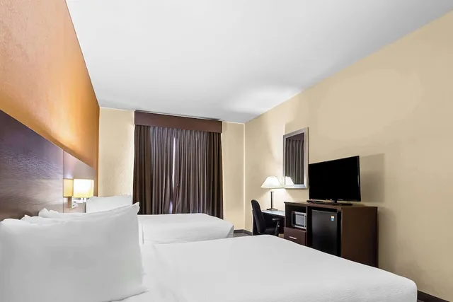 غرفة قياسية بسريرين كوين لذوي الإعاقة، Best Western St. Louis Airport North Hotel & Suite 1/7