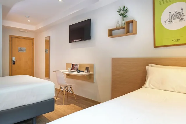 غرفة ثلاثية بشرفة، ROOMS CIENCIAS 6/10