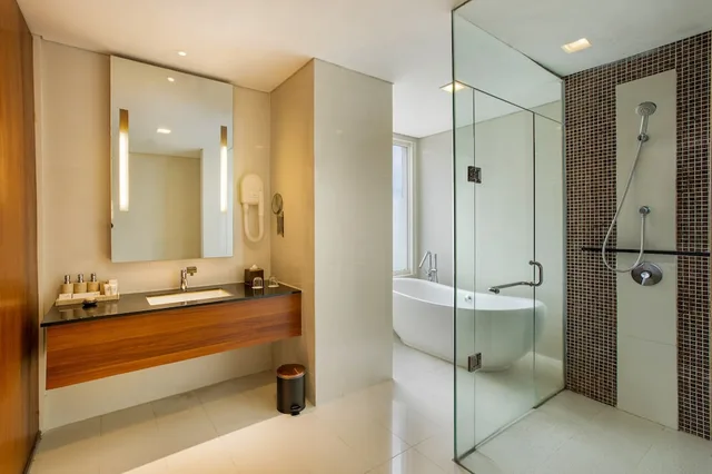 Jambuluwuk, Suite, King Bed، Jambuluwuk Malioboro Hotel Yogyakarta 4/5