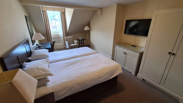 غرفة قياسية بسريرين منفصلين بإطلالة على المدينة، St Georges Hotel 8/10