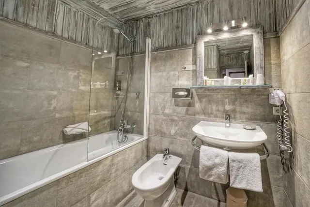غرفة ثلاثية بسرير كوين وسرير فردي بإطلالة على الجبل، Au Vieux Moulin Hotel And Spa 4/4