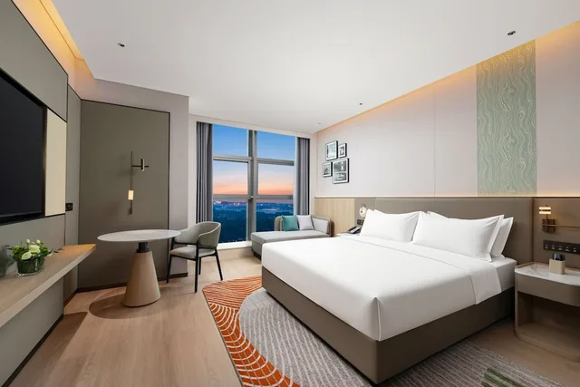 غرفة بريميوم بسرير كينج بإطلالة على الحديقة، Holiday Inn Rizhao Seaview by IHG 2/5