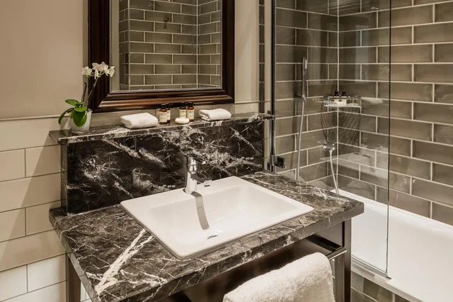 جناح جونيور، The Baileys Hotel London 9/10