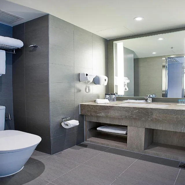 Standard, Queen Bed, Bath and Shower، Holiday Inn Express Hong Kong Mongkok 7/10