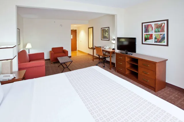 Deluxe, Suite, King Bed, Accessible, La Quinta Inn & Suites by Wyndham Bannockburn-Deerfield 2/6