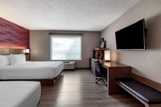 جناح بسرير بطابقين وسريرين كوين بمطبخ صغير، Best Western Plus West Edmonton 3/7
