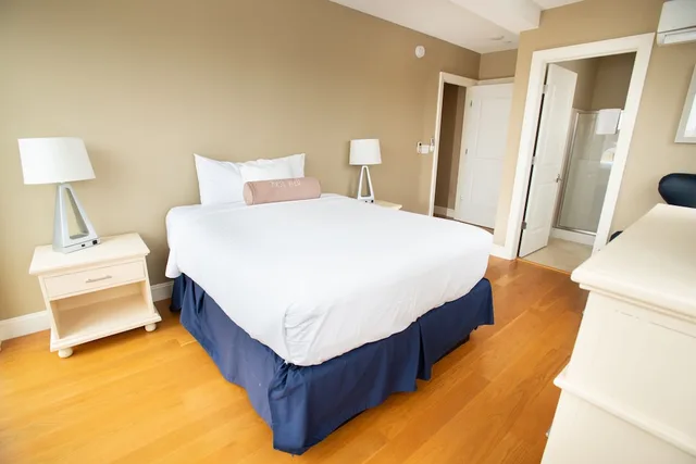 3 Bedrooms, Deluxe, Suite, 1 King and 2 Queen Beds, Sofa, Capital Resorts 84 Main 6/10