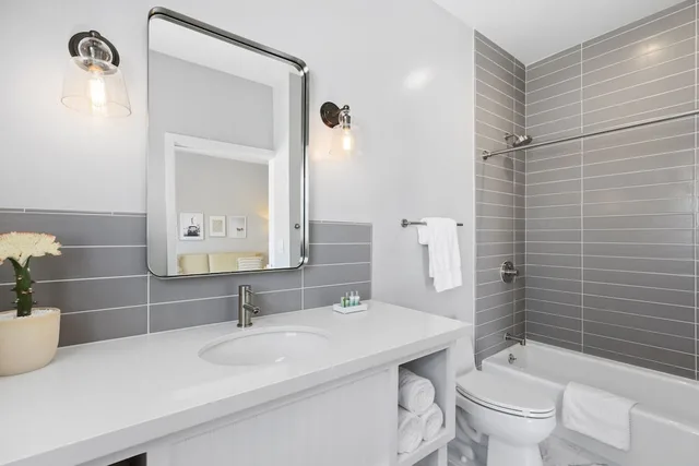 Premier, King Bed, Partial Ocean View, Sofa, Balcony, Sea Sprite Hotel 2/2