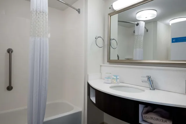 غرفة كبيرة بسرير كينج مع أريكة، Hampton Inn Myrtle Beach West 1/1
