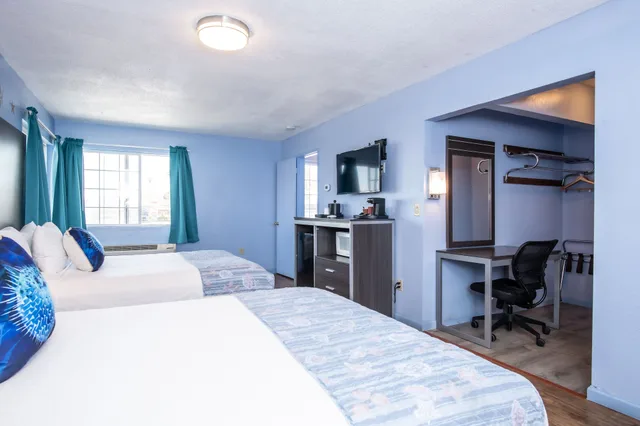 غرفة ثلاثية بسريرين كوين بإطلالة جزئية على البحر، Aqua Breeze Inn 4/5