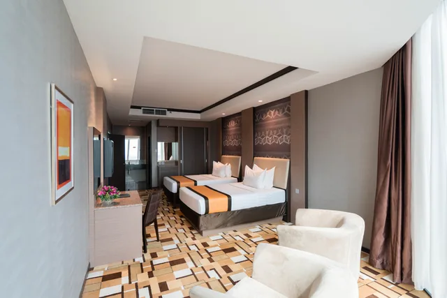 غرفة عائلية للمدخنين، Grand Paragon 1/2