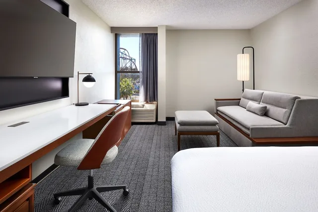 غرفة بسرير كينج لذوي الإعاقة، Courtyard By Marriott Vallejo Napa Valley 3/4
