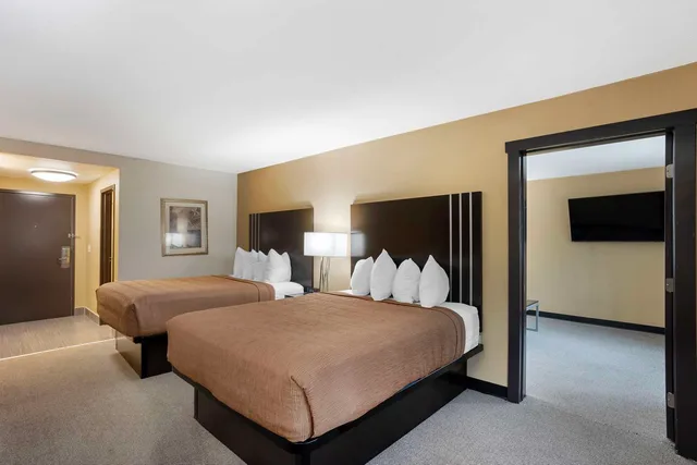 جناح بسريرين كوين مع أريكة بمنطقة جلوس، Best Western Plus Reading Inn & Suites 2/4