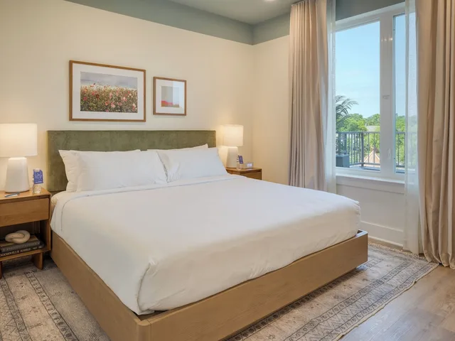 جناح بسرير كينج بشرفة بغرفة نوم واحدة مع أريكة، The Gilmore, an AvantStay Hotel 1/3