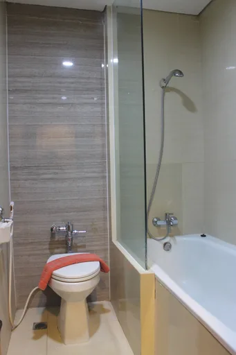 غرفة عائلية للمدخنين، Hotel Asia Solo 2/2
