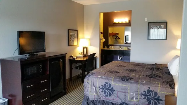 Deluxe, King Bed, Studio6 Beeville, TX 4/10
