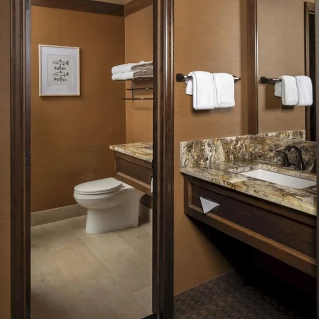 Room, King Bed, Creek Side, Sofa، Wayfinder Bishop 5/6