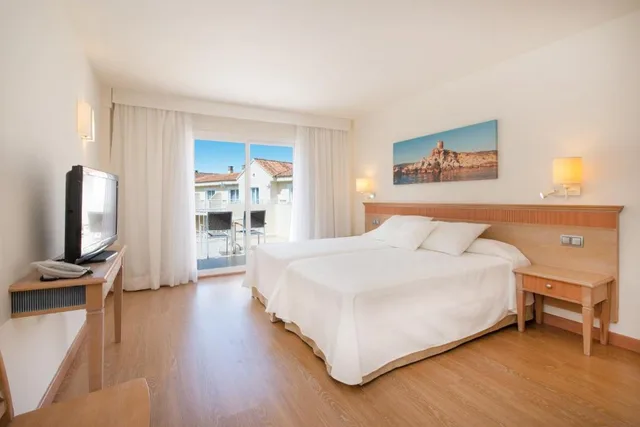 غرفة سوبيريور بسرير مزدوج أو سريرين منفصلين، Iberostar Waves Club Cala Barca 1/6