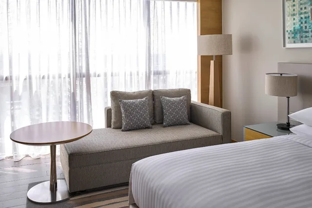 غرفة ركنية بسرير كينج، Marriott Kota Kinabalu Hotel 2/3
