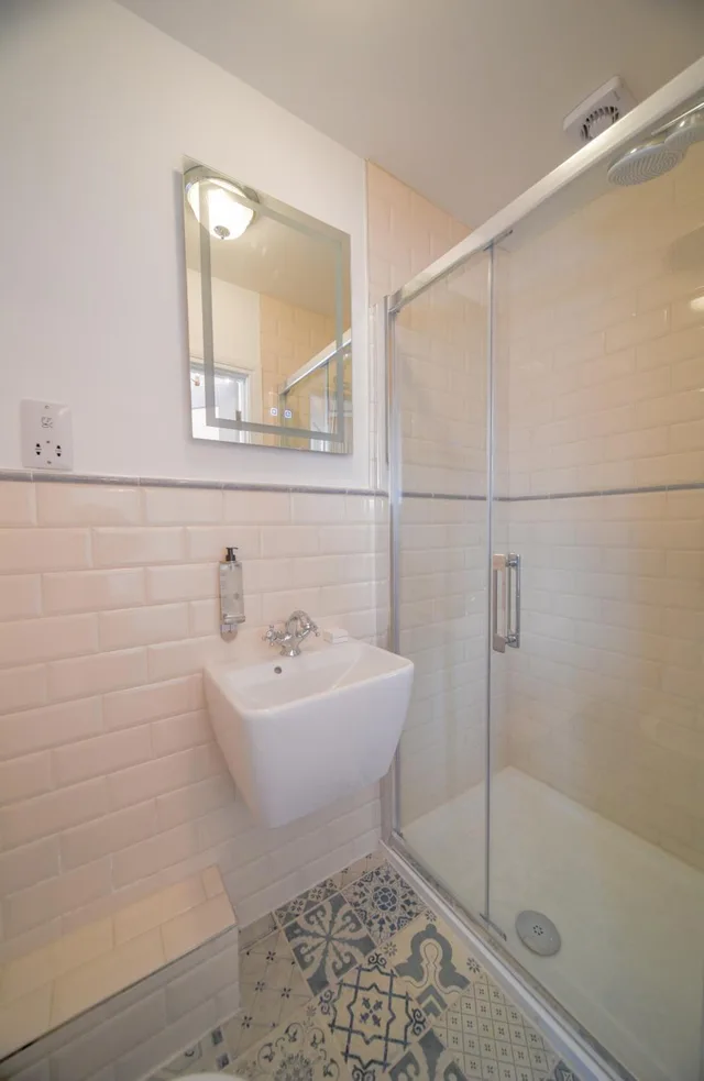 Deluxe, Double Bed, Side Sea View, The Strand Hotel 4/4