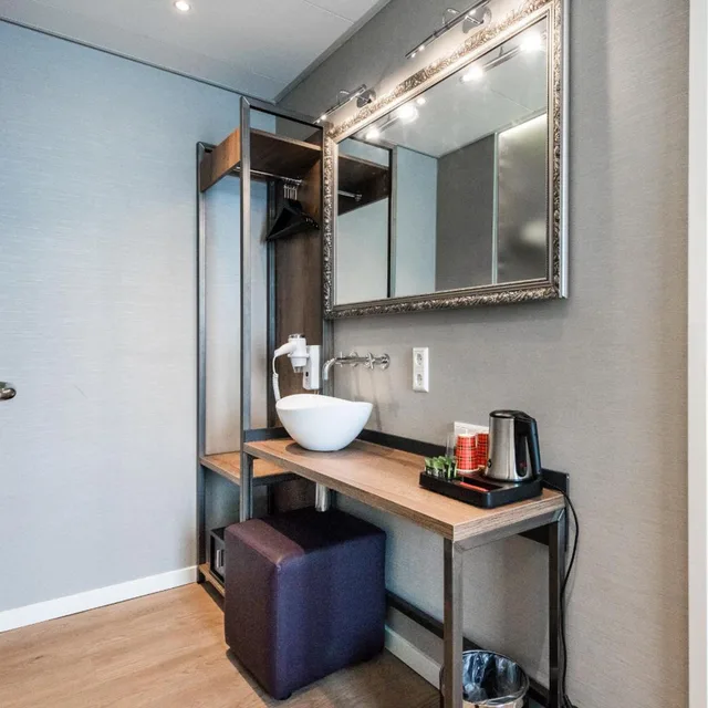 Souterrain Twin Room No Window، Melrose Hotel 6/6
