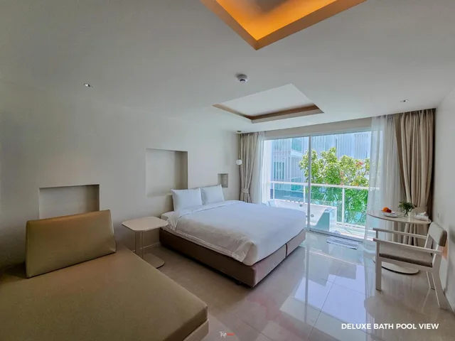 غرفة ديلوكس بإطلالة على المسبح بشرفة بجاكوزي، Prima Hotel Pattaya 1/2